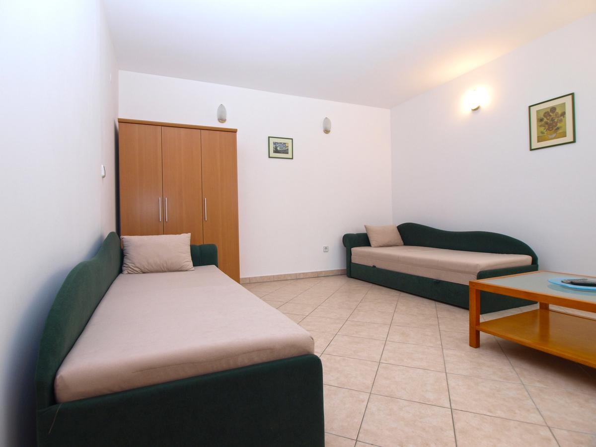Apartment Alma 1600 Pula Exterior photo